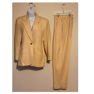 Size 6 Off-White Yellowish Jacket & Pant Suit